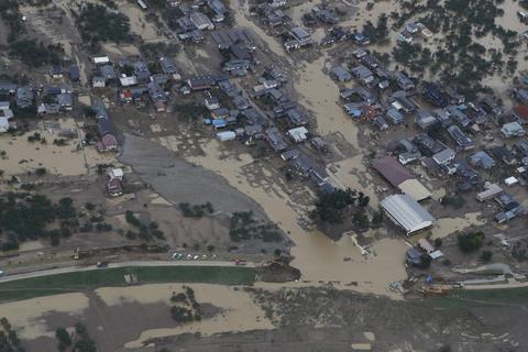 13日，长野县境内的千曲川因“海贝思”带来的强降雨而溃堤（《每日新闻》）