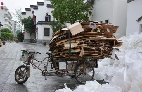 男子靠收破烂,从一贫如洗变亿万富翁,完成了终极蜕变