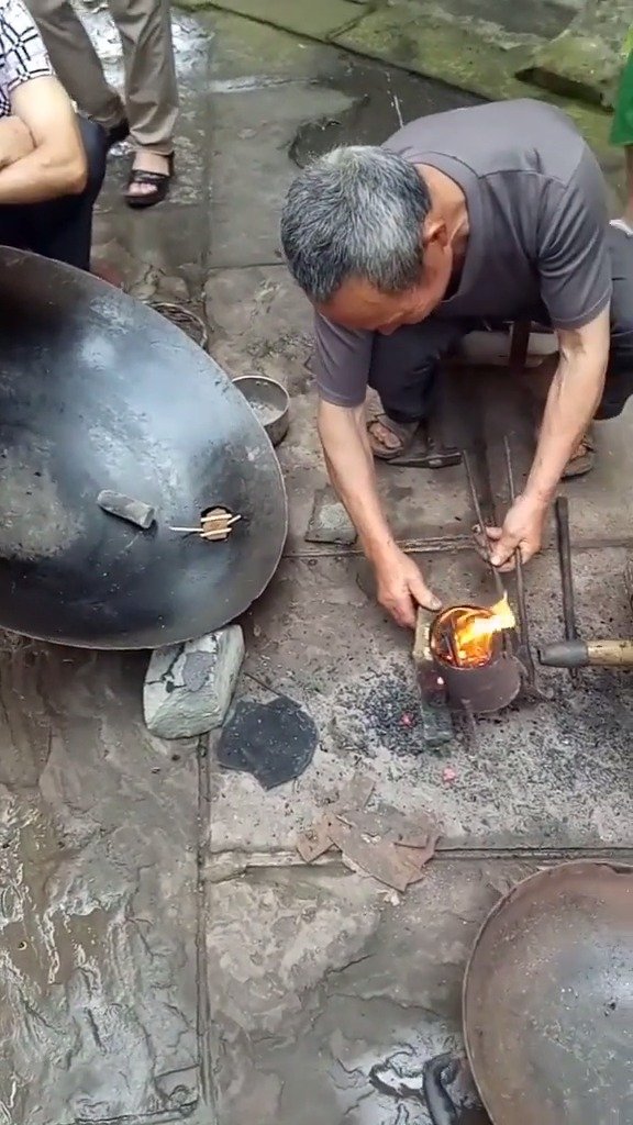 补锅很多人见过,锅破了一个大洞的补法很多人没见过