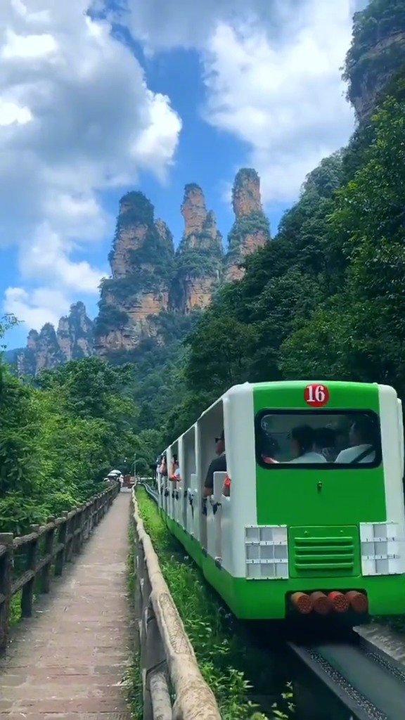 湖南张家界,十里画廊美丽的三姐妹峰!