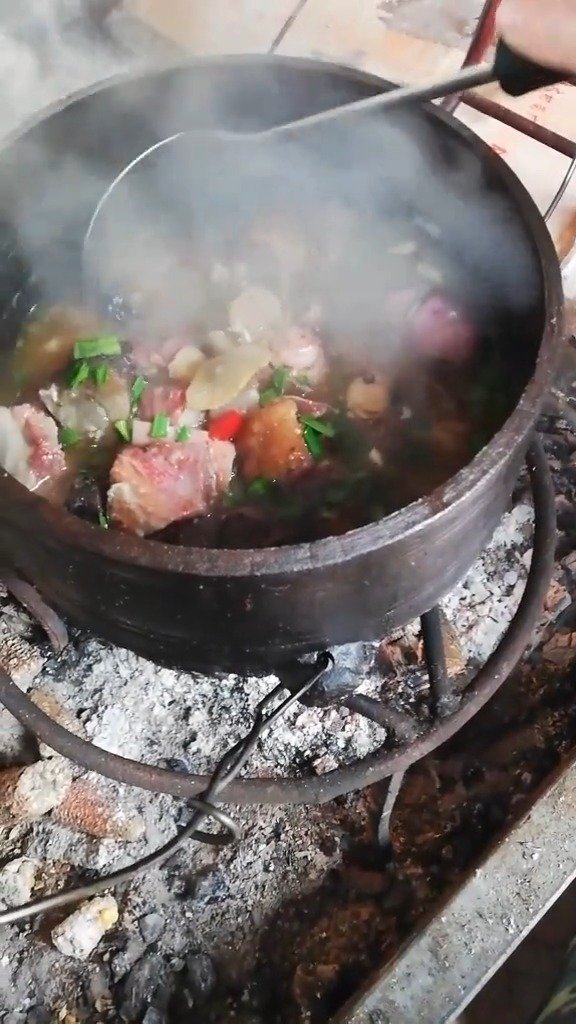农村人的生活老爸用鼎锅煮的腊蹄子火锅味道好极了