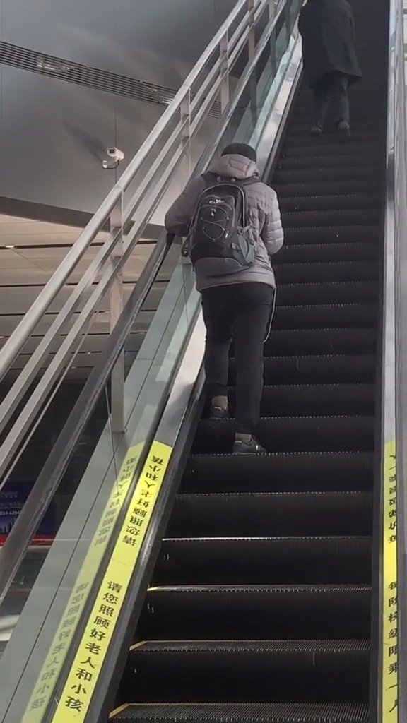 每逢春节胖几斤电梯上行突然就不走了,大哥沉迷玩手机还不知道