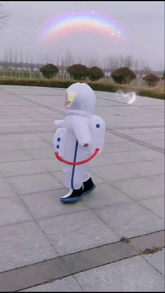 小孩子都在家里憋的,穿着太空防护服出门老开心了