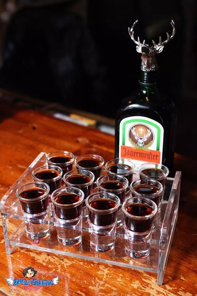 燃情百加得:黑朗姆做基地 上边盖上加红糖的莱姆(青柠)用151朗姆点燃