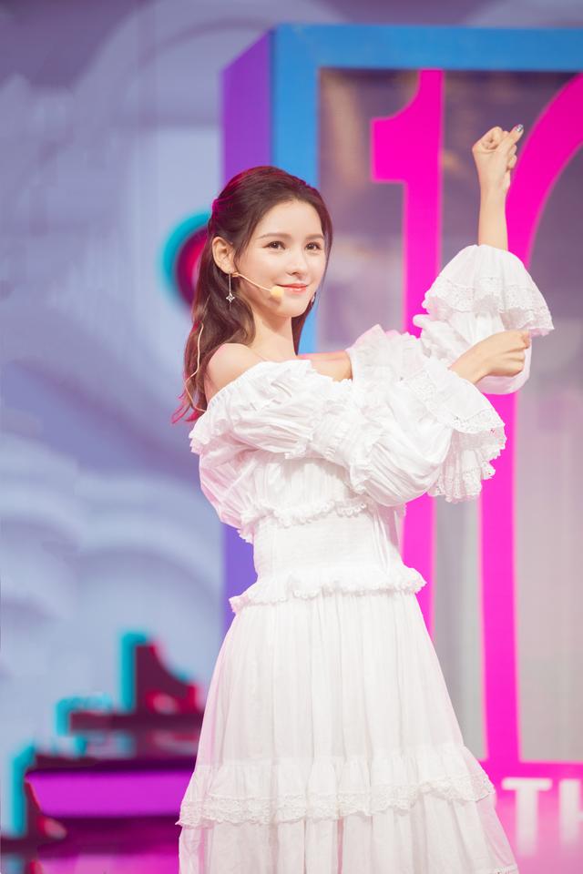 张予曦亮相《天天向上》十周年 分享恋爱细节