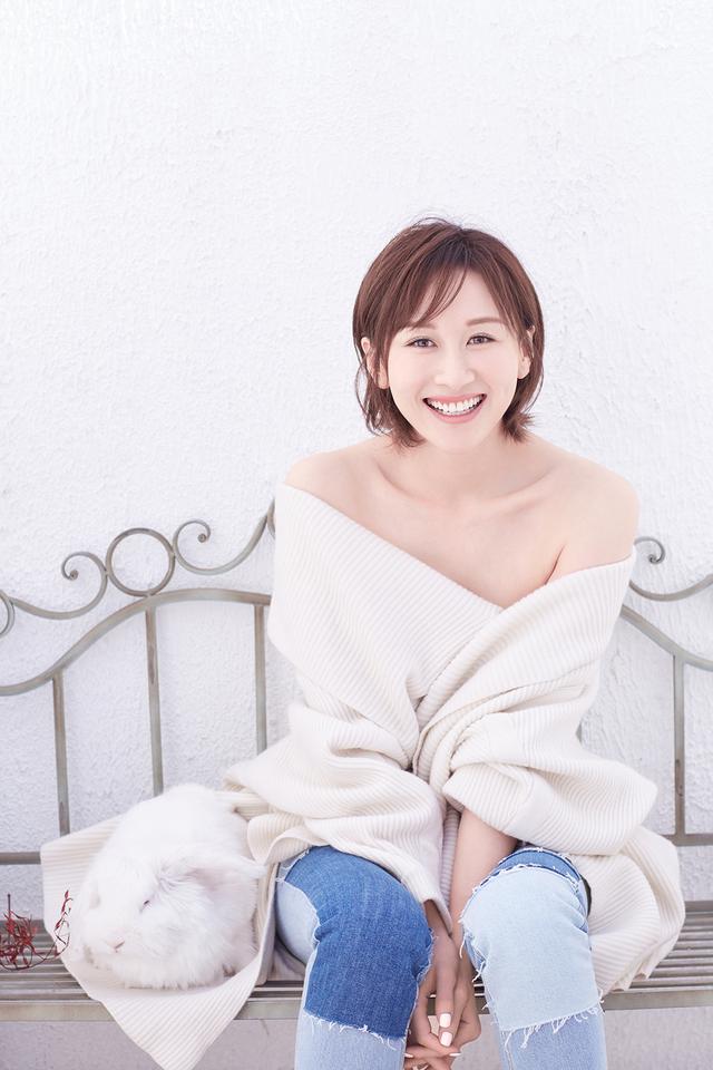 "愉妃"练练变身"推兔姬" 大秀锁骨展清新气质|延