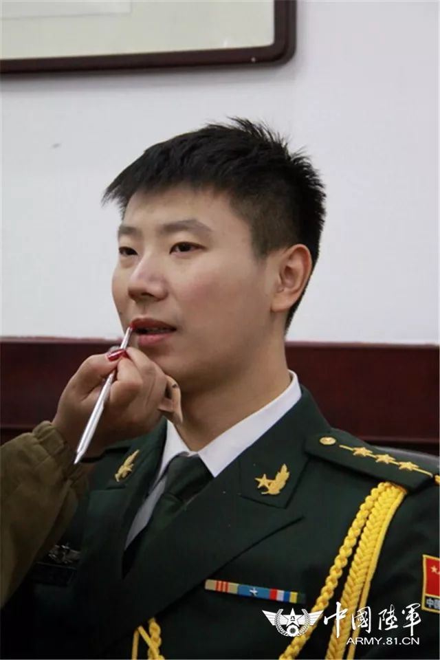 这个国庆节超甜快看陆军部队举行的多场集体婚礼