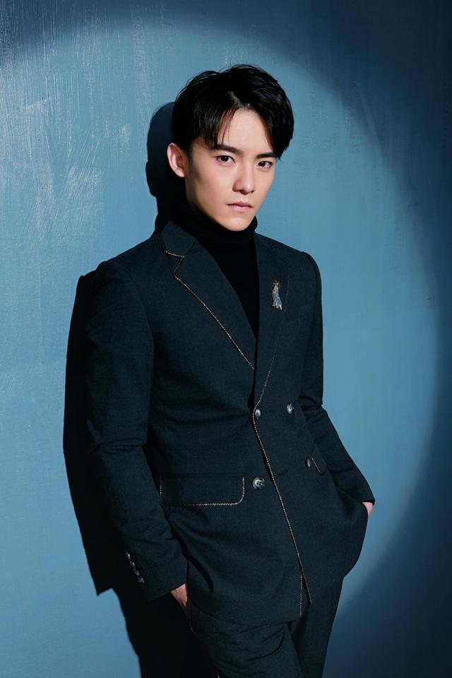 王珞嘉西装形象照曝光清新俊逸神采飞扬