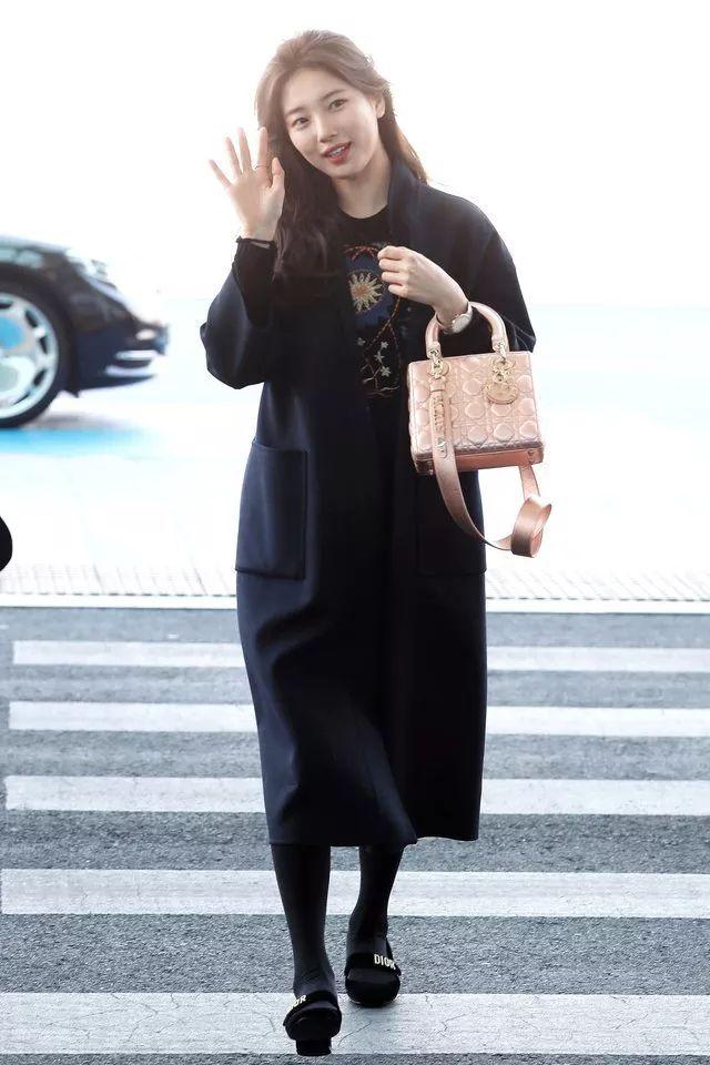 除明星们带货的闪粉质地和绒面材质外,本君还很推荐缎面玛丽珍.