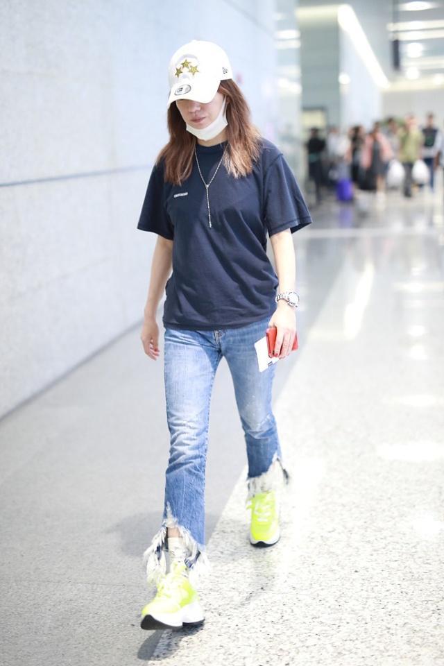 赵薇总爱穿烂裤脚的牛仔裤搭配短袖衬衫清爽时髦潮得不像43岁