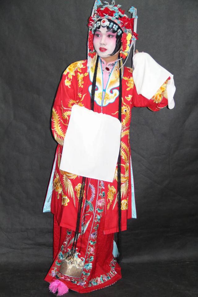 大二男生痴迷京剧唱男旦