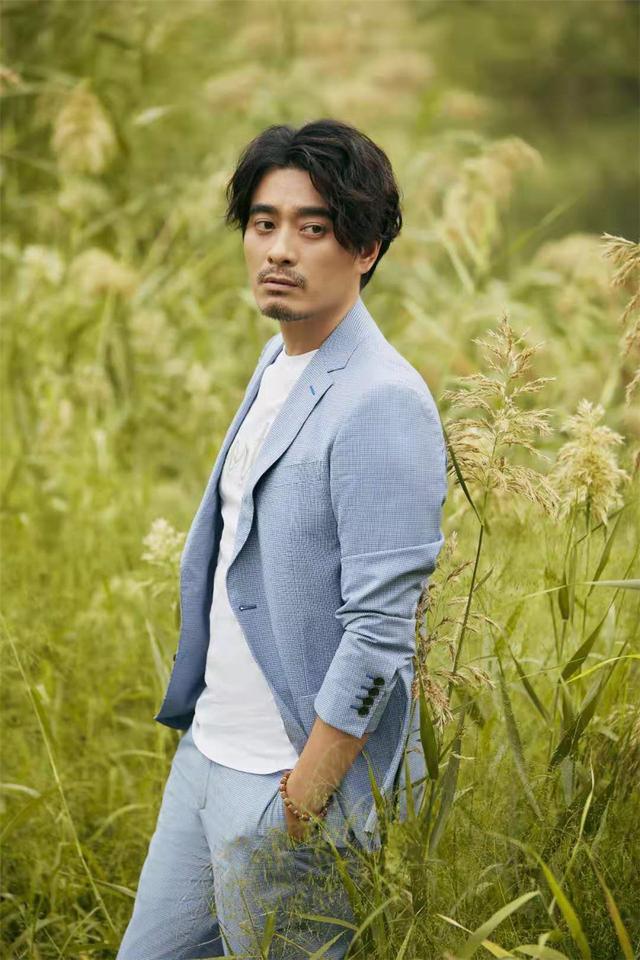 陈龙浅蓝西装清爽潇洒营造秋日休闲氛围