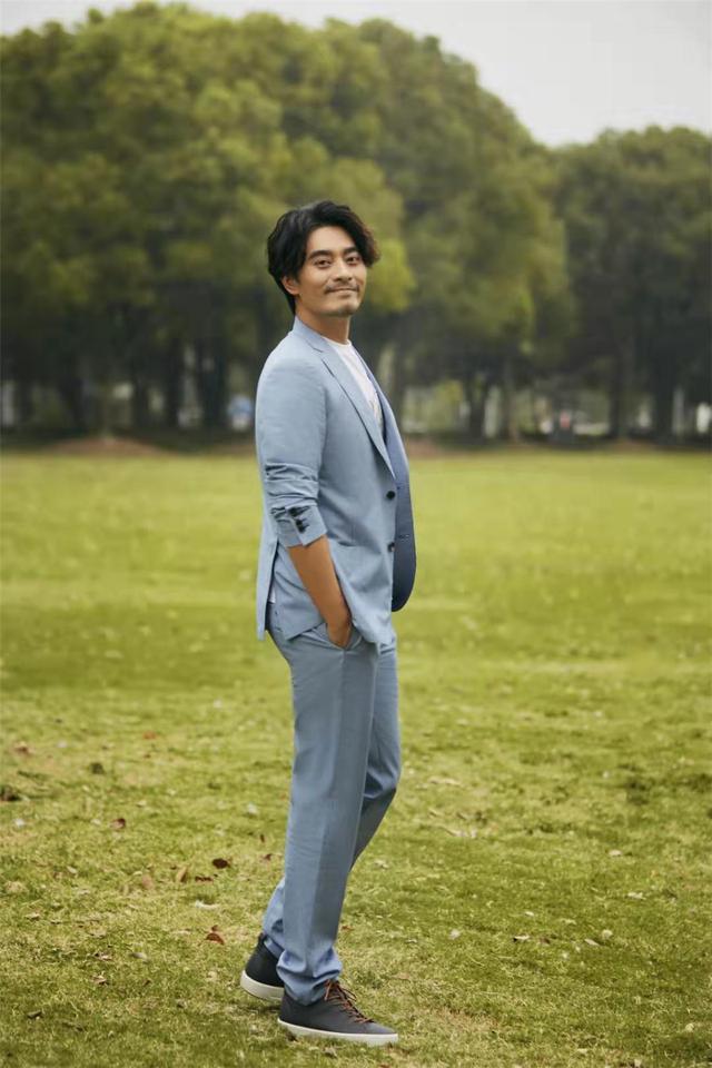 陈龙浅蓝西装清爽潇洒营造秋日休闲氛围