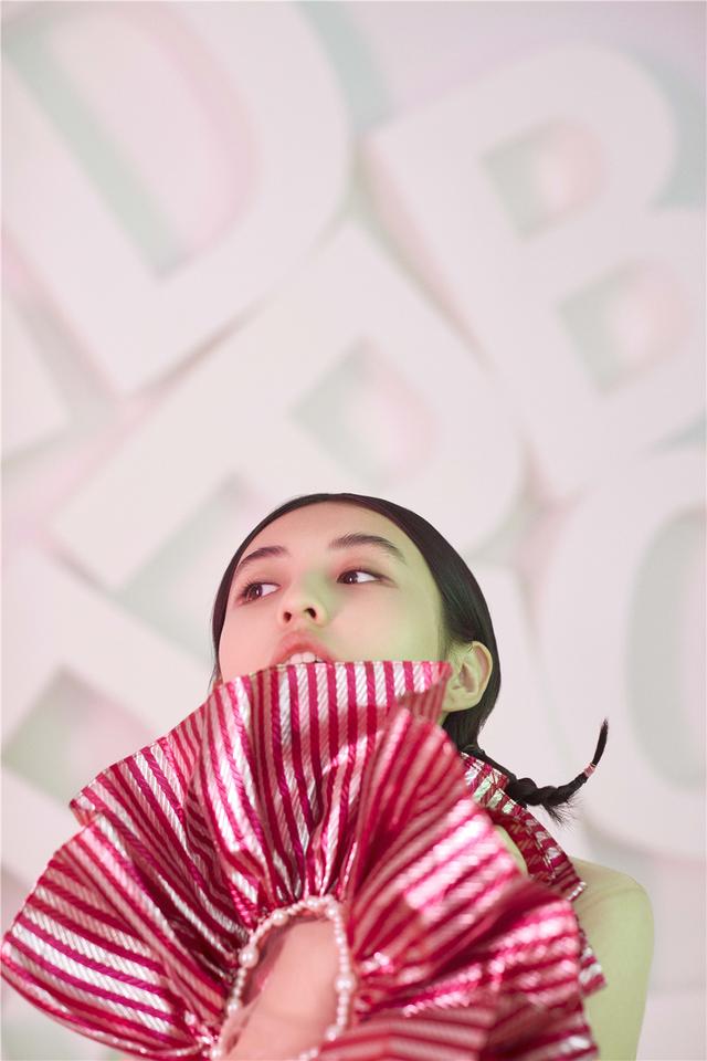 张子枫粉红丝带大片曝光 牛角辫造型诠释独立率性