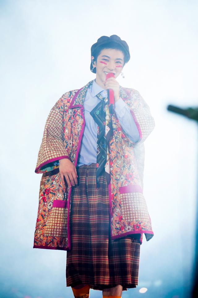 华晨宇才是真正的潮,苏格兰裙搭配碎花大棉袄,妆容模仿印第安人