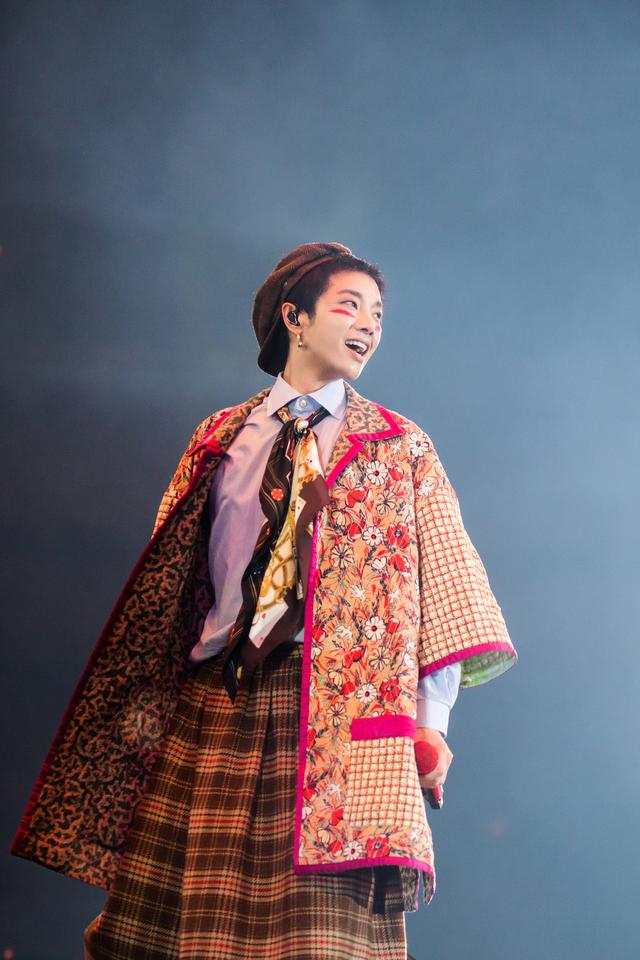 华晨宇才是真正的潮,苏格兰裙搭配碎花大棉袄,妆容模仿印第安人