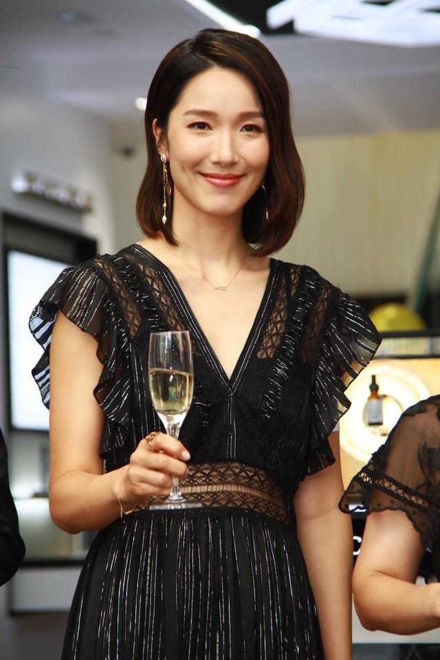 李亚男的高级感太实在,穿深v领连衣裙配齐肩发型,真是超模身材
