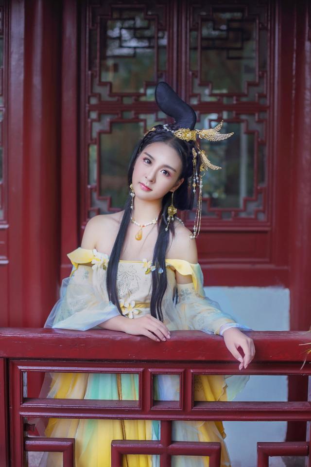 白水 协力:小妍 排版:橙子水 妆造:自理 发型:云鹤曼舞 服装:璎玥坊