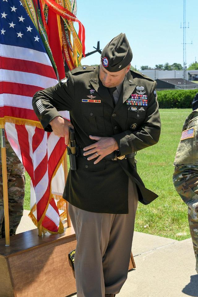 美军101师晋升准将,身穿新型军装,你看到他的海外服役条吗?