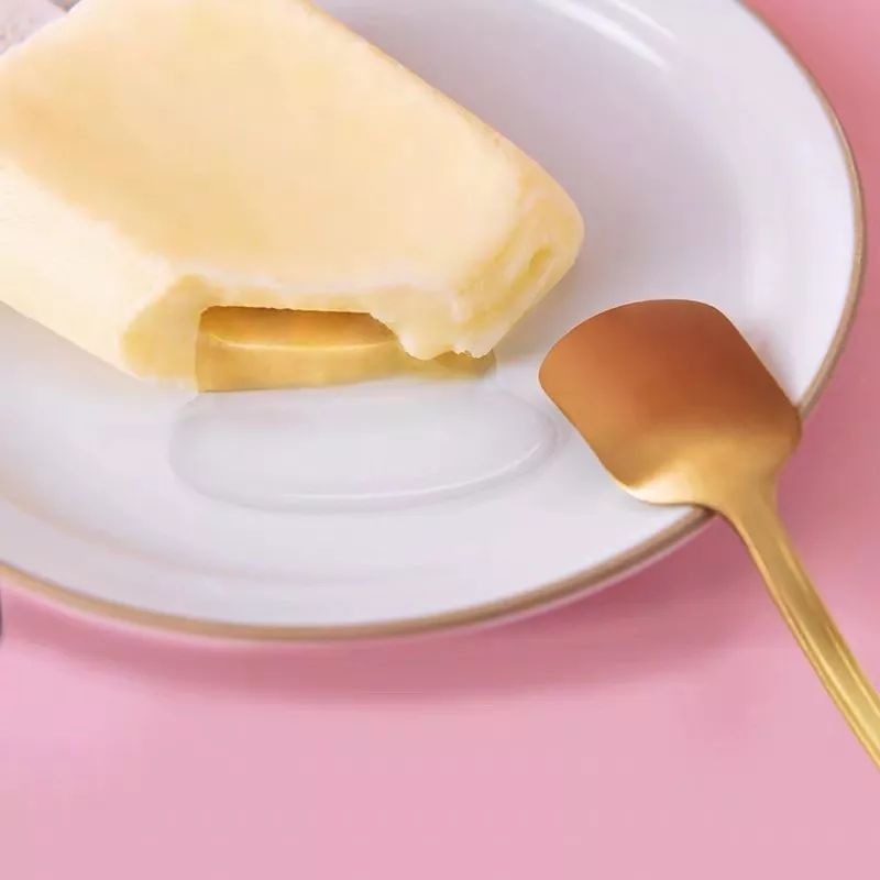 茅台帆布鞋，榴莲洗发水，还有白酒味儿的雪碧？ 这波跨界也太让人上头了叭！