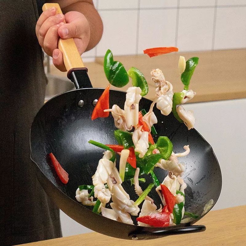 这口铁锅200元都不到,女生颠勺不费力,超耐用!