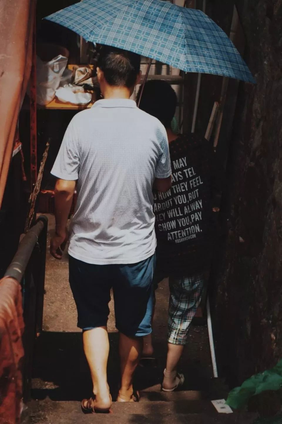 “癌症街上,那些拎着尿袋的人”:30张照片,戳破成年人最心酸的一面 “癌症街上,那些拎着尿袋的人”:30张照片,戳破成年人最心酸的一面