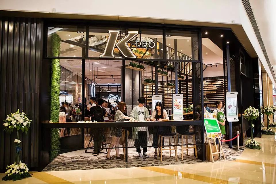 工作人员的声音其实是客人和机器人背后的工作人员的实时对答随后的点