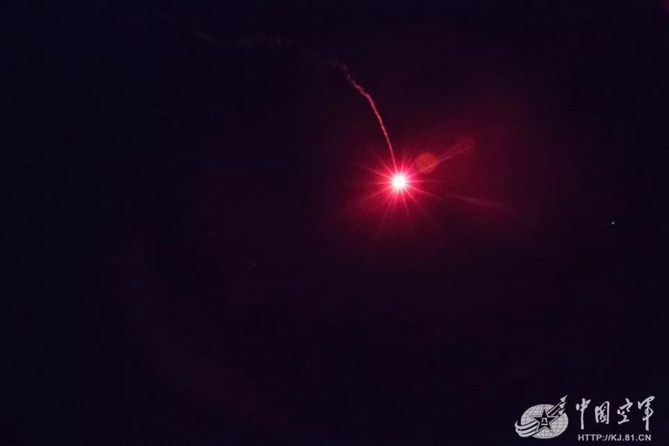 红色信号弹缓缓下落,标志着本次夜航训练圆满完成.