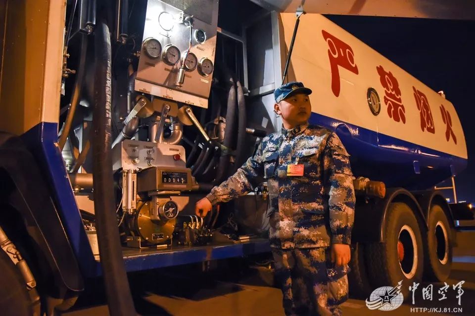 夜航保障.中国空军网