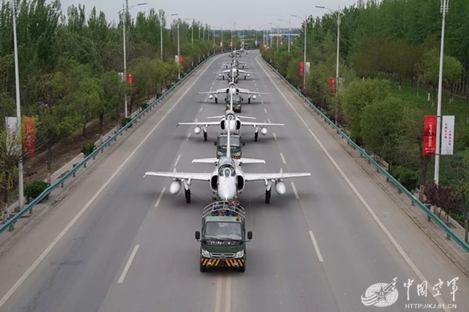 体能训练.△维修保障.△夕阳战车.△夜航保障.中国空军网