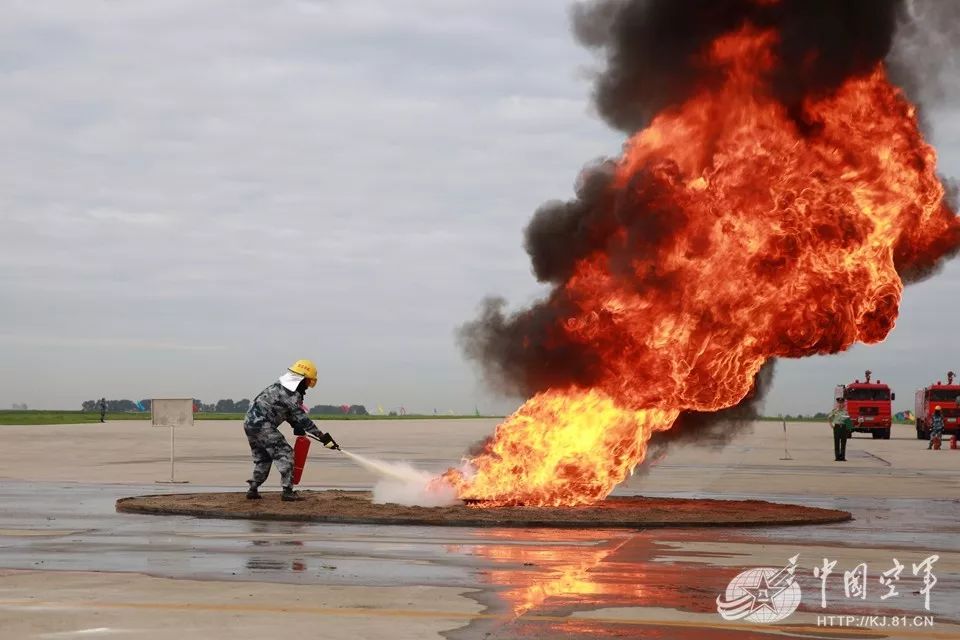 看场务兵如何玩转机场消防这场比武竞赛有点燃