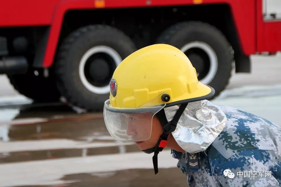 上演最美逆袭这些空军消防员实在太拼
