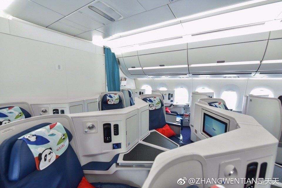 川航a350座椅布局继承自斯里兰卡航空,c28y303共331座,和海航334座的