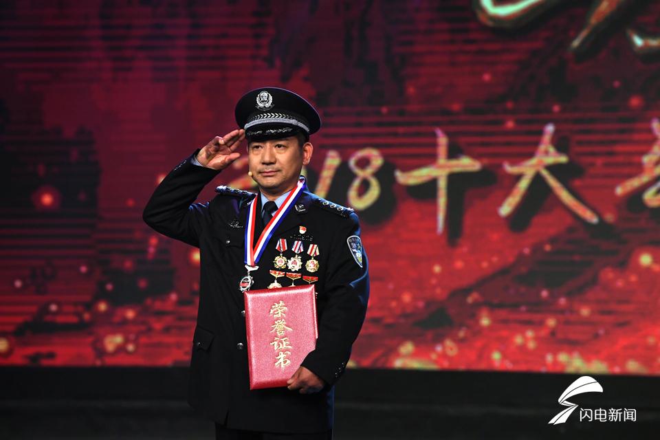 五星红旗迎风飘扬文艺演出张保国现场深情告白时刻做合格的人民警察