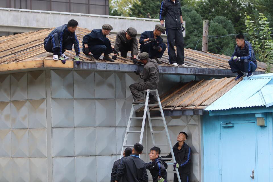 修复屋顶现场（“联合国军司令部”推特）