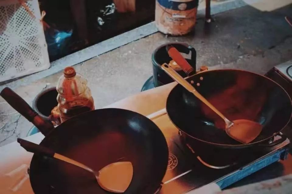 “癌症街上,那些拎着尿袋的人”:30张照片,戳破成年人最心酸的一面 “癌症街上,那些拎着尿袋的人”:30张照片,戳破成年人最心酸的一面