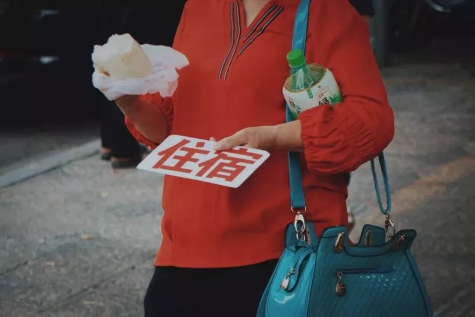 “癌症街上,那些拎着尿袋的人”:30张照片,戳破成年人最心酸的一面 “癌症街上,那些拎着尿袋的人”:30张照片,戳破成年人最心酸的一面