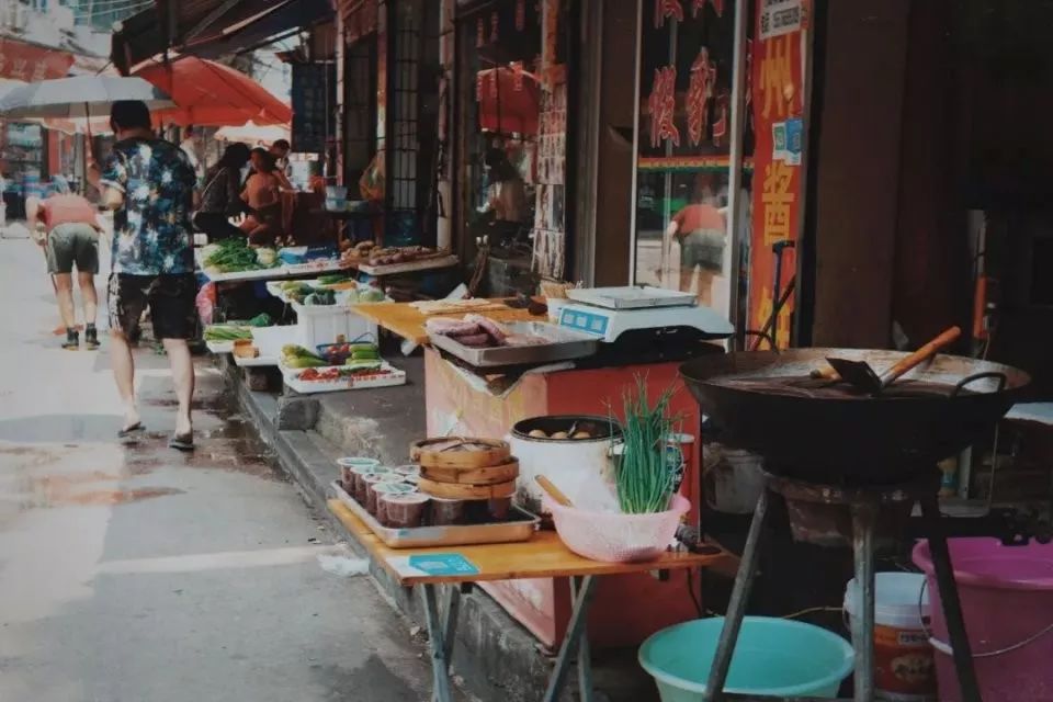 “癌症街上,那些拎着尿袋的人”:30张照片,戳破成年人最心酸的一面 “癌症街上,那些拎着尿袋的人”:30张照片,戳破成年人最心酸的一面