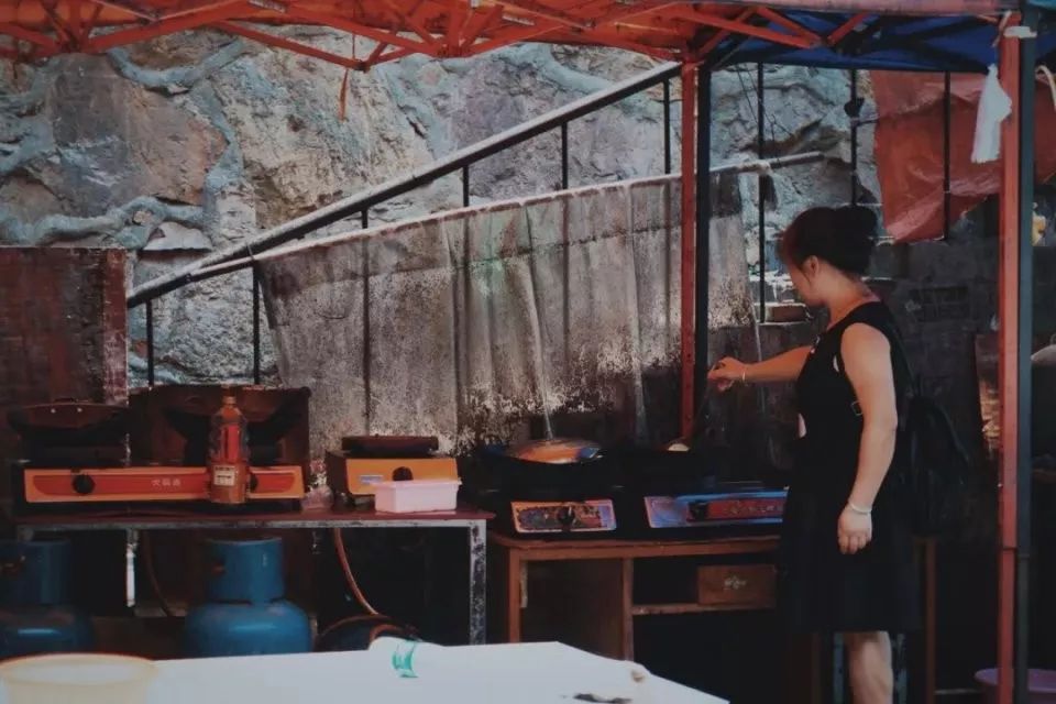 “癌症街上,那些拎着尿袋的人”:30张照片,戳破成年人最心酸的一面 “癌症街上,那些拎着尿袋的人”:30张照片,戳破成年人最心酸的一面