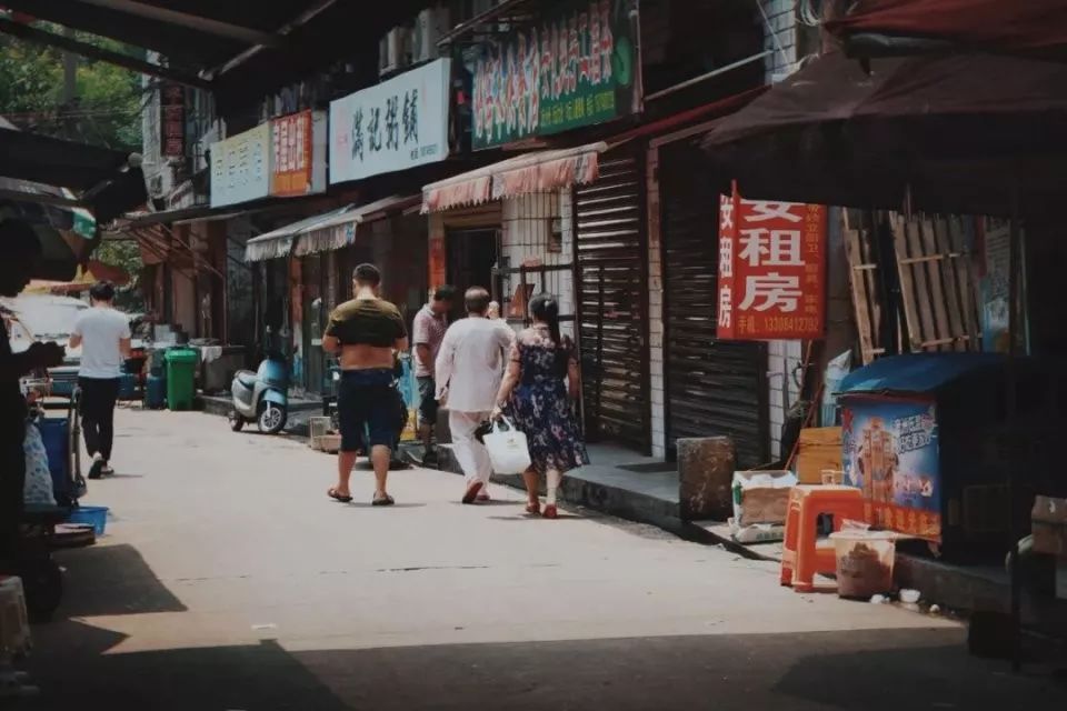 “癌症街上,那些拎着尿袋的人”:30张照片,戳破成年人最心酸的一面 “癌症街上,那些拎着尿袋的人”:30张照片,戳破成年人最心酸的一面