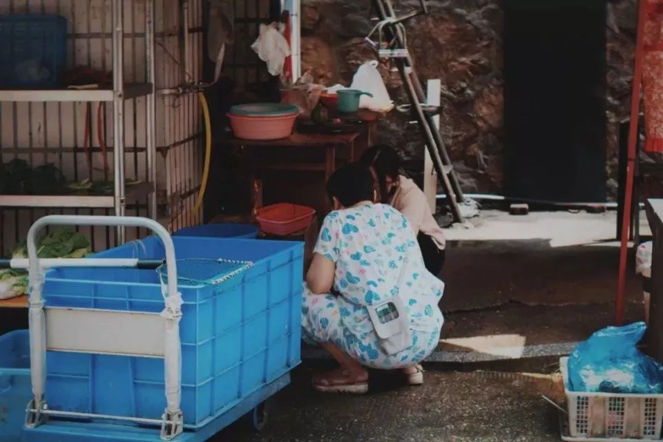 “癌症街上,那些拎着尿袋的人”:30张照片,戳破成年人最心酸的一面 “癌症街上,那些拎着尿袋的人”:30张照片,戳破成年人最心酸的一面