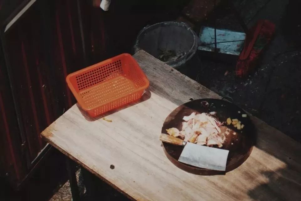 “癌症街上,那些拎着尿袋的人”:30张照片,戳破成年人最心酸的一面 “癌症街上,那些拎着尿袋的人”:30张照片,戳破成年人最心酸的一面