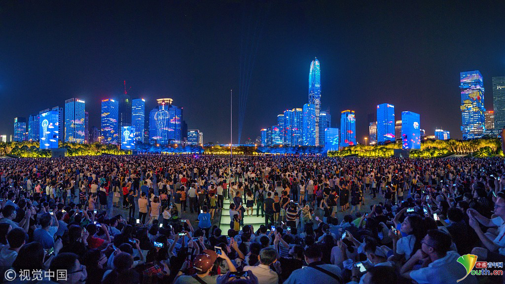 深圳:成千上万市民观赏灯光秀迎国庆