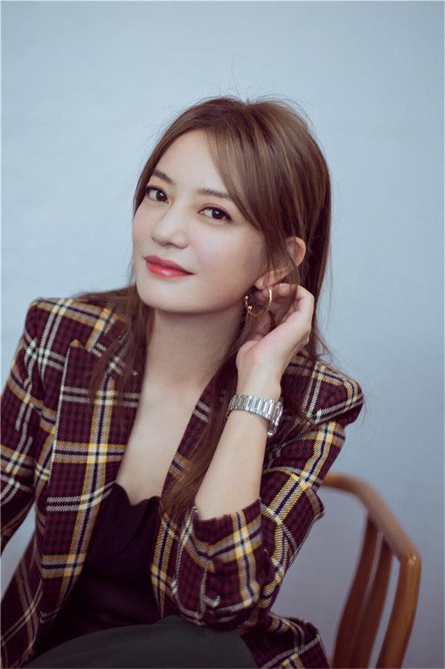 赵薇最新写真曝光 目光坚定笑容自信