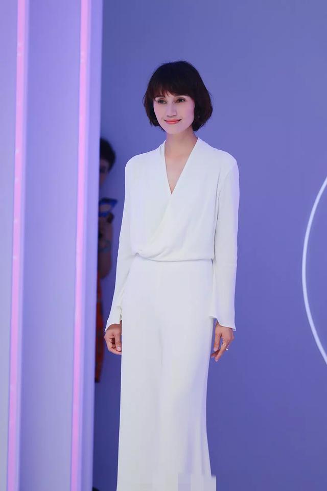 袁泉梁洛施活动生图腿长头小肩颈超美去了法令纹看不出差10岁