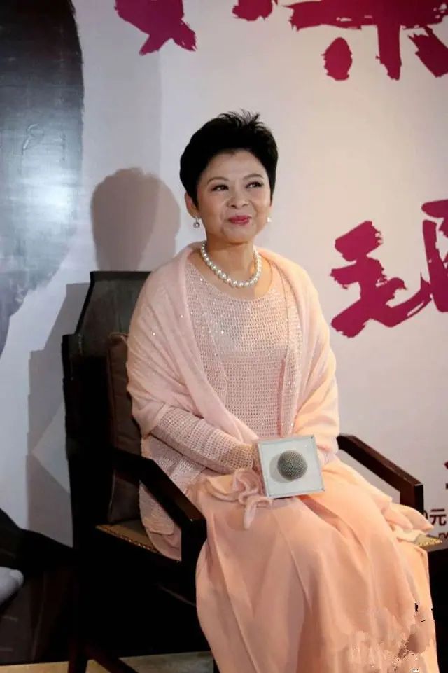 董文华和任静一样年过半百不见老完全不需要遮遮掩掩的