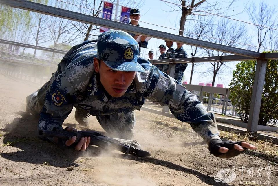 苦练执着这些警卫战士只想成为真正的精兵强将