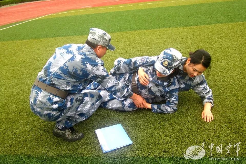 单人侧身匍匐搬运法纠正动作.基础生命支持.相关要闻