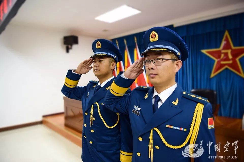 西部战区空军某团举行军官军衔晋升仪式"肩上添了一颗星,心中增了
