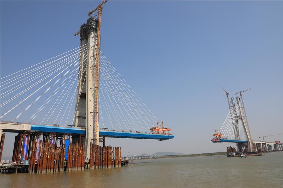 南沙港铁路龙穴南水道特大桥主塔封顶